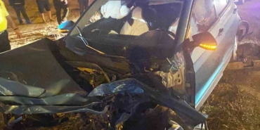 Kırmızı ışıkta geçen tır otomobile çarptı