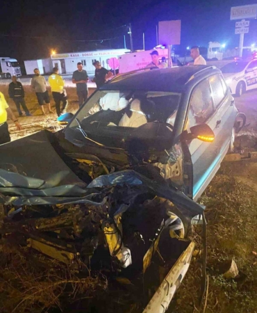 Kırmızı ışıkta geçen tır otomobile çarptı