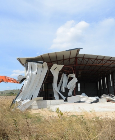 Kırsal mahallelerdeki 3 kaçak yapı yıkıldı