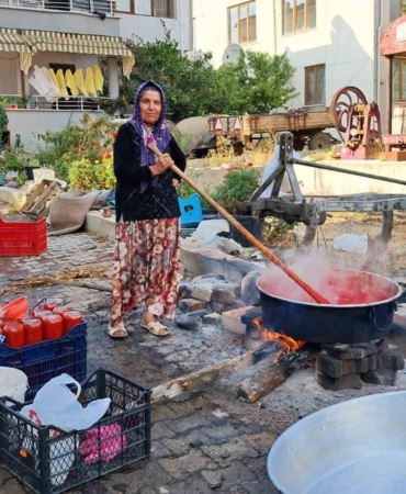 Kışlık salçalar kaynamaya başladı