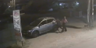 Kız arkadaşına sinirlendi, başkasının yeni aldığı aracını yumrukladı