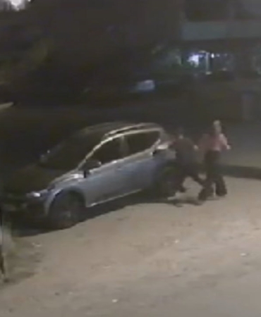 Kız arkadaşına sinirlendi, başkasının yeni aldığı aracını yumrukladı