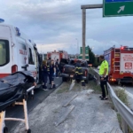 Kocaeli’de feci kaza: Araç bariyere saplandı, sürücü hayatını kaybetti