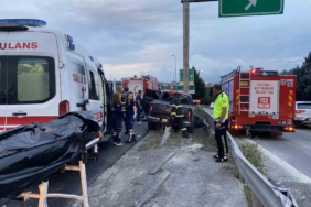 Kocaeli’de feci kaza: Araç bariyere saplandı, sürücü hayatını kaybetti
