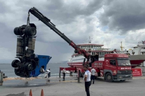 Kocaeli’de freni boşalan tır denize düştü