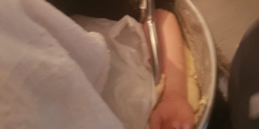 Kolunu hamur makinesine kaptırdı