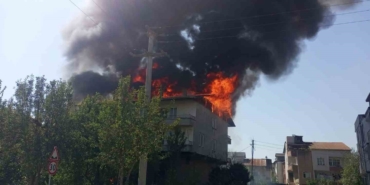 Kömürlükte çıkan yangın çatıyı sardı