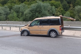 Kontrolde çıkan araç bariyerlere çarparken, 3 kişi yaralandı