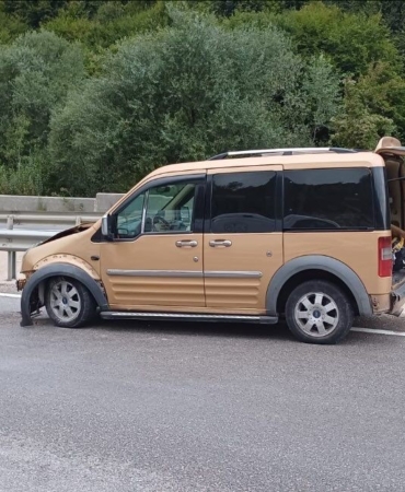 Kontrolde çıkan araç bariyerlere çarparken, 3 kişi yaralandı