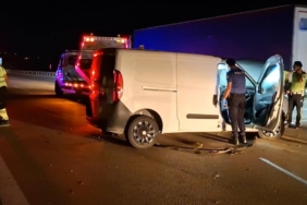 Kontrolden çıkan hafif ticari araç bariyerlere çarptı: 1 ölü, 1 yaralı