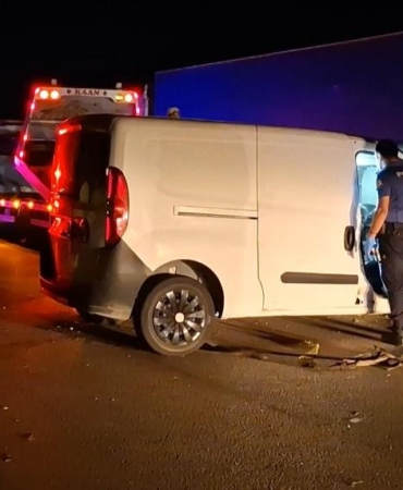 Kontrolden çıkan hafif ticari araç bariyerlere çarptı: 1 ölü, 1 yaralı