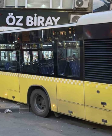 Kontrolden çıkan İETT otobüsü gelinlik mağazasına girdi