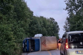 Kontrolden çıkan kamyonet yan yattı: 8 yaralı