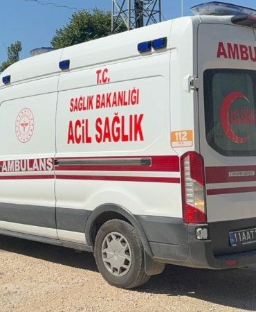 Kontrolden çıkan motosiklet 2 araca çarparak durabildi: 2 yaralı