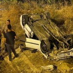 Kontrolden çıkan otomobil boş arsaya devrildi, sürücüsü olay yerinden kaçtı: 3 yaralı