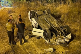 Kontrolden çıkan otomobil boş arsaya devrildi, sürücüsü olay yerinden kaçtı: 3 yaralı