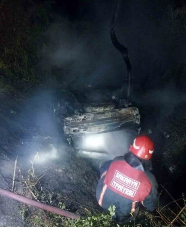 Kontrolden çıkarak yol kenarına uçan araç alev topuna döndü: 2 yaralı