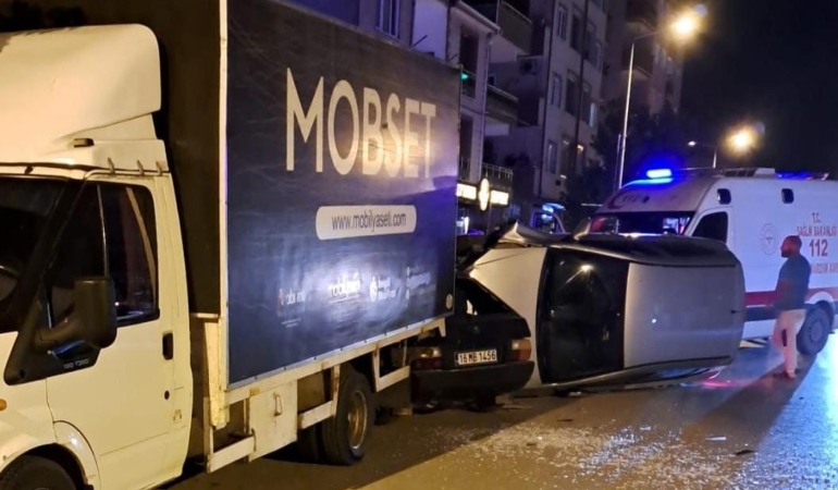 Kontrolden çıktı, park halindeki otomobillere çarptı: 2 yaralı