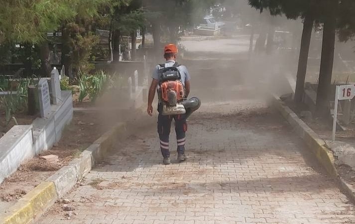 Körfez’de mezarlık bakımları devam ediyor