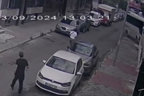 Küçükçekmece’de servis minibüsü binaya çarptı