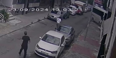 Küçükçekmece’de servis minibüsü binaya çarptı