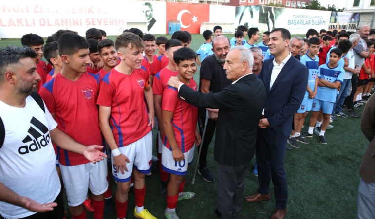 Küçükçekmece’de U14-U16 Futbol Turnuvası kupa töreni düzenlendi