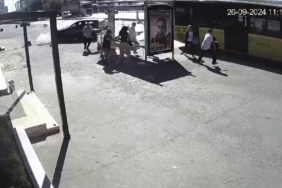 Lastiği patlayan otomobil kaldırımdaki yayaya çarpıp durağa daldı: O anlar kamerada