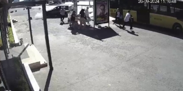 Lastiği patlayan otomobil kaldırımdaki yayaya çarpıp durağa daldı: O anlar kamerada