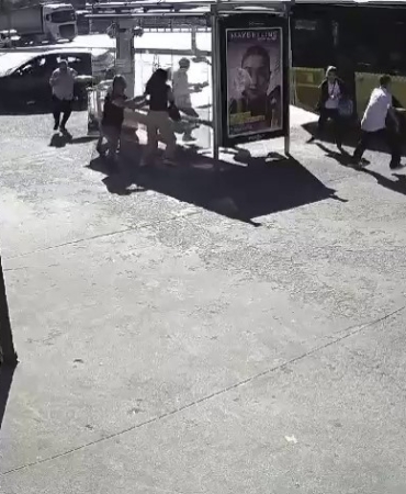 Lastiği patlayan otomobil kaldırımdaki yayaya çarpıp durağa daldı: O anlar kamerada
