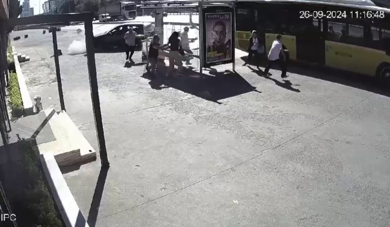 Lastiği patlayan otomobil kaldırımdaki yayaya çarpıp durağa daldı: O anlar kamerada