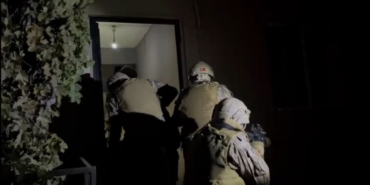 Magandaların evlerine şafak operasyonu...Kapılar koçbaşlarıyla kırıldı