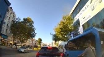 Maltepe’de motosiklet sürücüsü, şoförü ile tartıştığı minibüsün aynasını kırdı