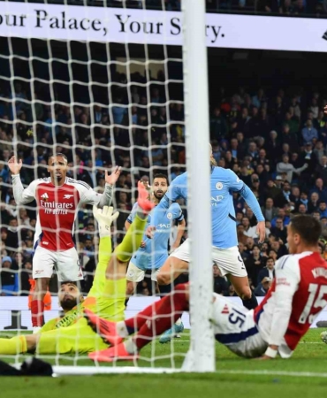 Manchester City, Arsenal karşısında son dakikada 1 puan aldı