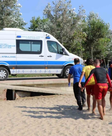 Mavi ambulanslar yaz sezonu boyunca tatilcilerin en zor anlarında yanlarındaydı