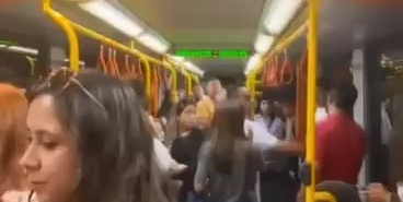 Metroda yer verme kavgası kamerada