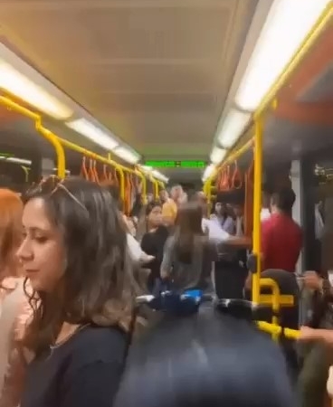 Metroda yer verme kavgası kamerada