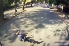 Minibüsün bisikletliye çarptığı anlar kamerada