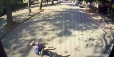 Minibüsün bisikletliye çarptığı anlar kamerada