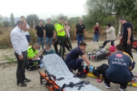 Motosiklet dönüş yapan araca çarptı