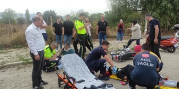 Motosiklet dönüş yapan araca çarptı