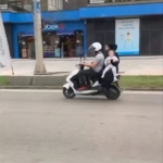 Motosiklet üzerinde kucağında bebekle seyretti: O anlar kamerada