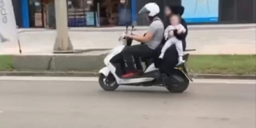 Motosiklet üzerinde kucağında bebekle seyretti: O anlar kamerada