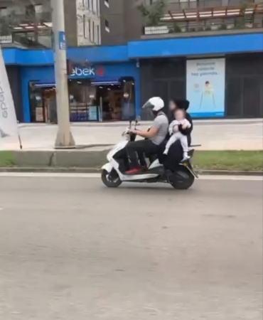 Motosiklet üzerinde kucağında bebekle seyretti: O anlar kamerada