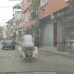 Motosiklete yüklediği eşyalarla görenleri şaşkına çevirdi