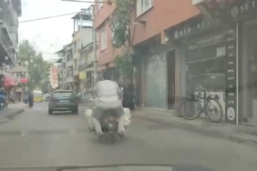 Motosiklete yüklediği eşyalarla görenleri şaşkına çevirdi