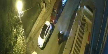 Motosikletli şahıs emlak ofisini kurşunladı; o anlar kameraya yansıdı