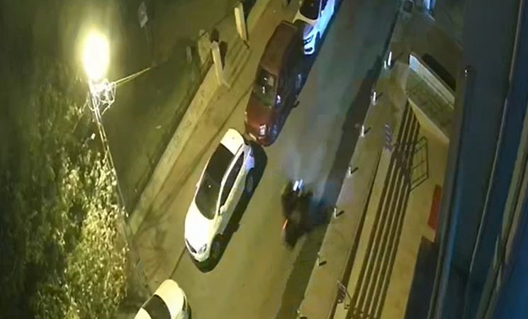 Motosikletli şahıs emlak ofisini kurşunladı; o anlar kameraya yansıdı