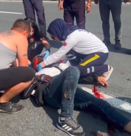 Motosikletten savrulan 2 kişi yaralandı