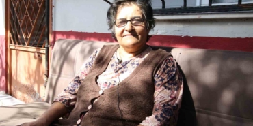 Mutfak dolabının üst rafı düşen Vesile Teyze’nin imdadına yetiştiler