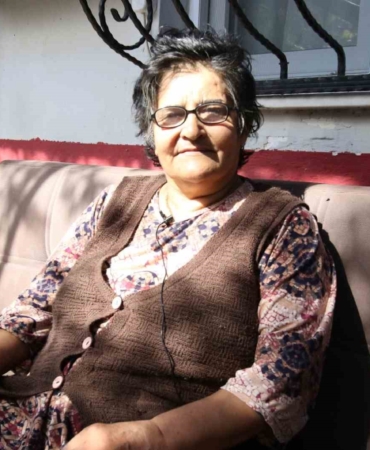 Mutfak dolabının üst rafı düşen Vesile Teyze’nin imdadına yetiştiler
